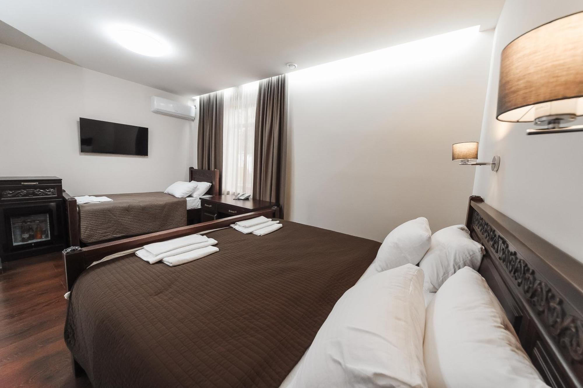 Dvin Hotel Павлодар Экстерьер фото