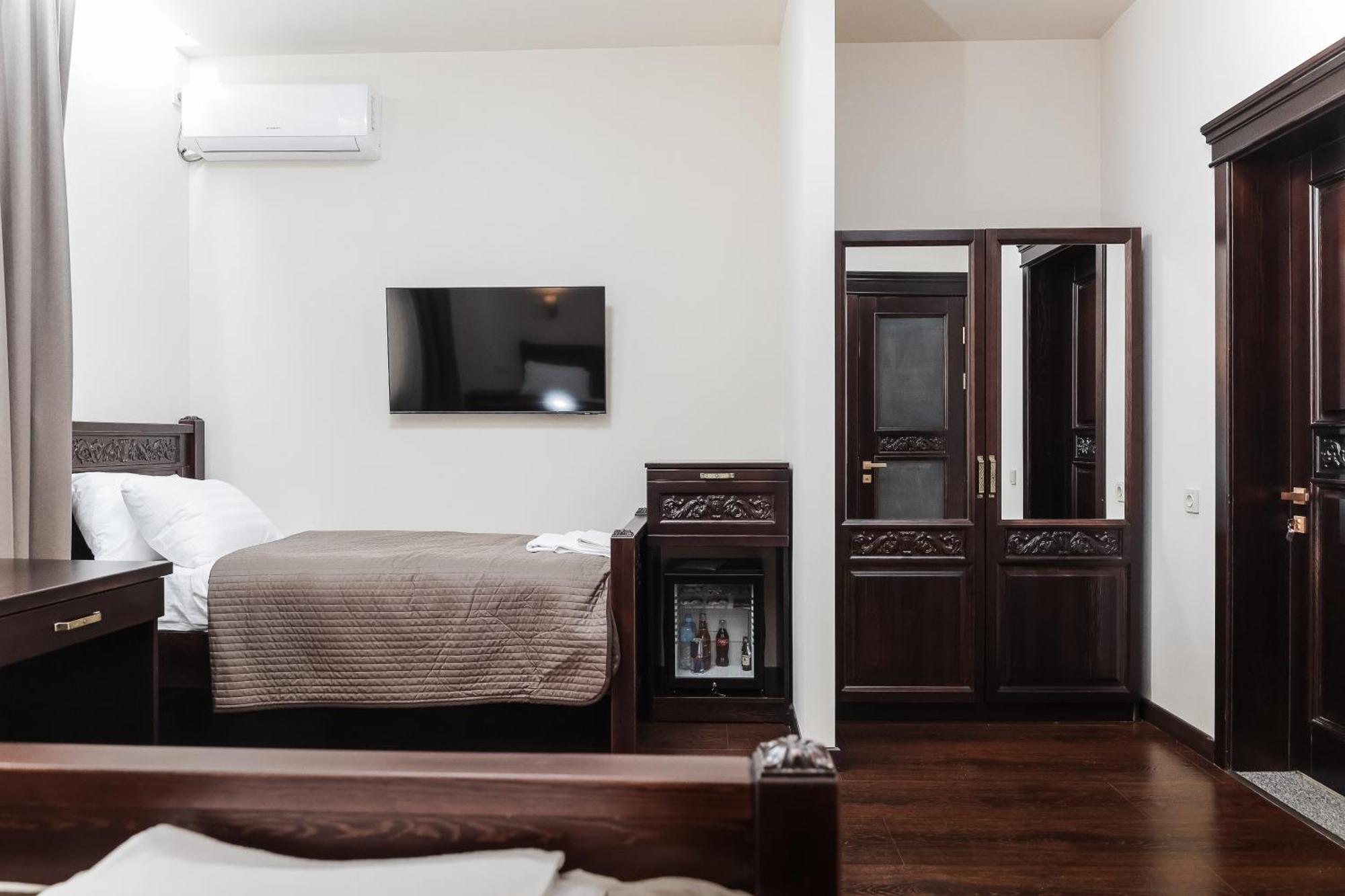 Dvin Hotel Павлодар Экстерьер фото