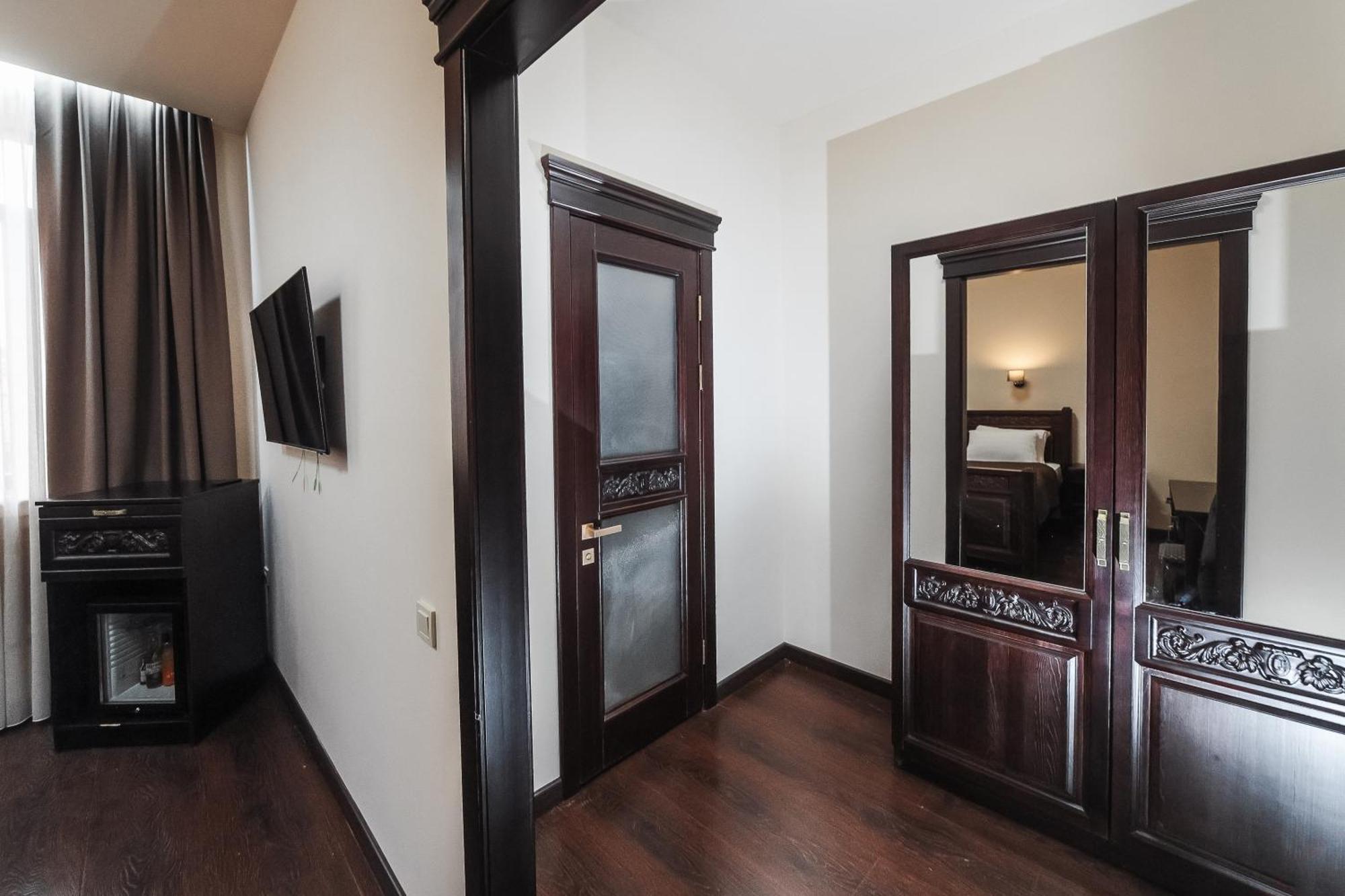 Dvin Hotel Павлодар Экстерьер фото