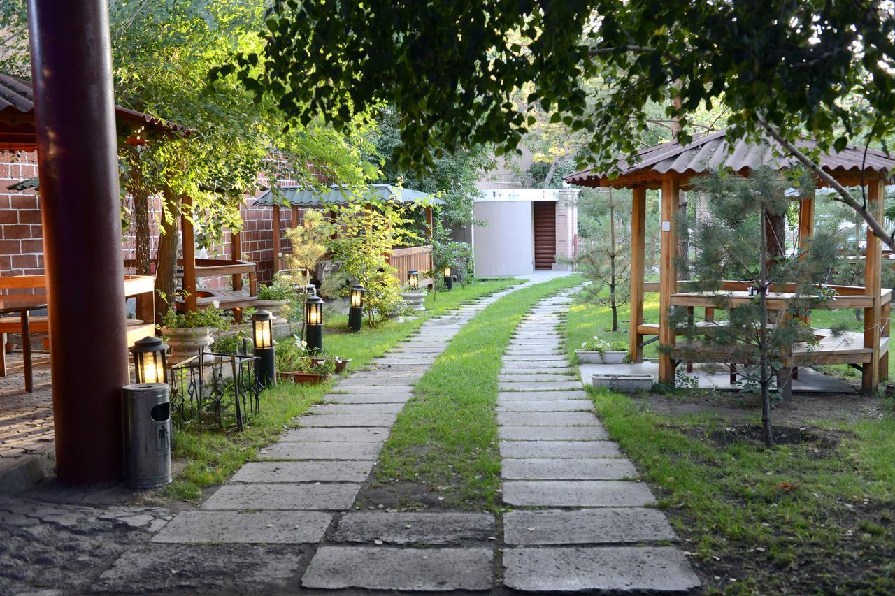 Dvin Hotel Павлодар Экстерьер фото